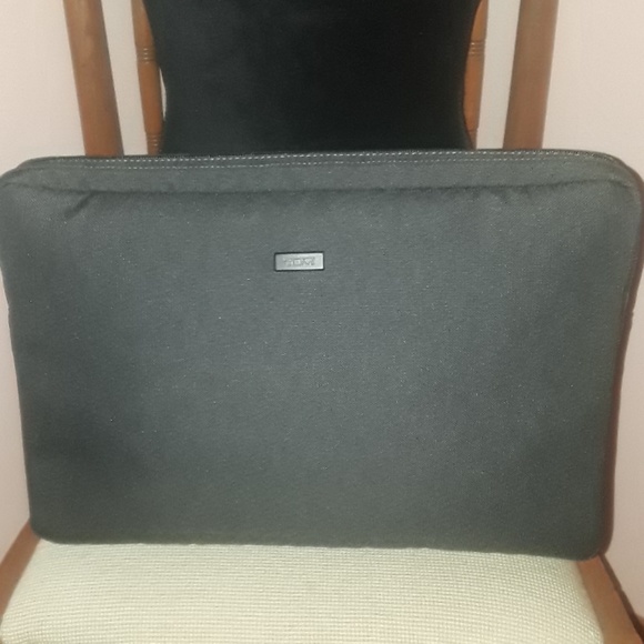 tumi computer sleeve
